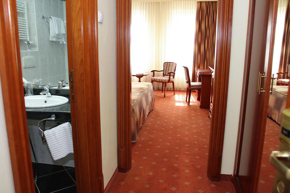 סובוטיקה Hotel Galleria מראה חיצוני תמונה